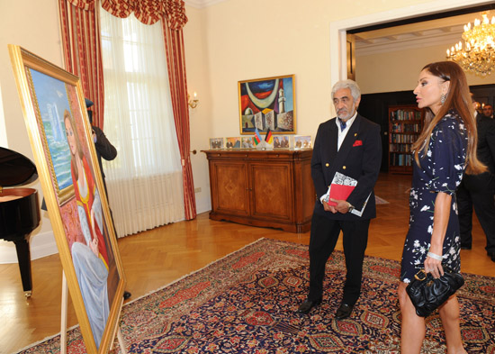 First Lady of Azerbaijan visits Berlin-Baku Gallery and Azerbaijan's Embassy in Germany (PHOTO)